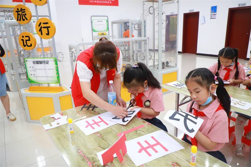 2021年7月10日，鄂州市科協(xié)組織落駕坪小學(xué)學(xué)生在鄂州市科技館開(kāi)展社會(huì )主義核心價(jià)值觀(guān)系列活動(dòng)，圖為開(kāi)展的紅色剪影圓夢(mèng)中華剪紙活動(dòng)，志愿者指導同學(xué)們.jpg