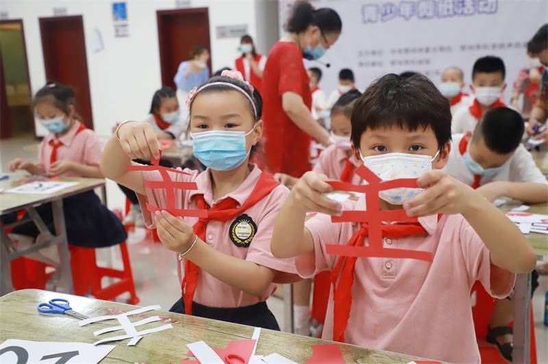 2021年7月10日，鄂州市科協(xié)組織落駕坪小學(xué)學(xué)生在鄂州市科技館開(kāi)展社會(huì )主義核心價(jià)值觀(guān)系列活動(dòng)，圖為開(kāi)展的紅色剪影圓夢(mèng)中華剪紙活動(dòng)，同學(xué)們展示自己的半成品.jpg