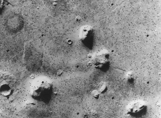 火星上的臉 圖片來(lái)源：Viking 1， NASA - Viking 1 Orbiter， image F035A72 （Viking CD-ROM Volume 10）